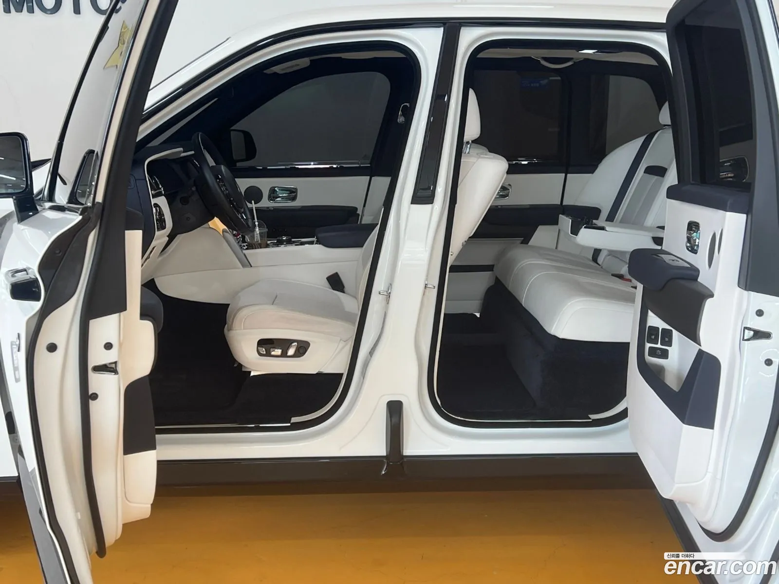Rolls-Royce Cullinan 2022 — 13