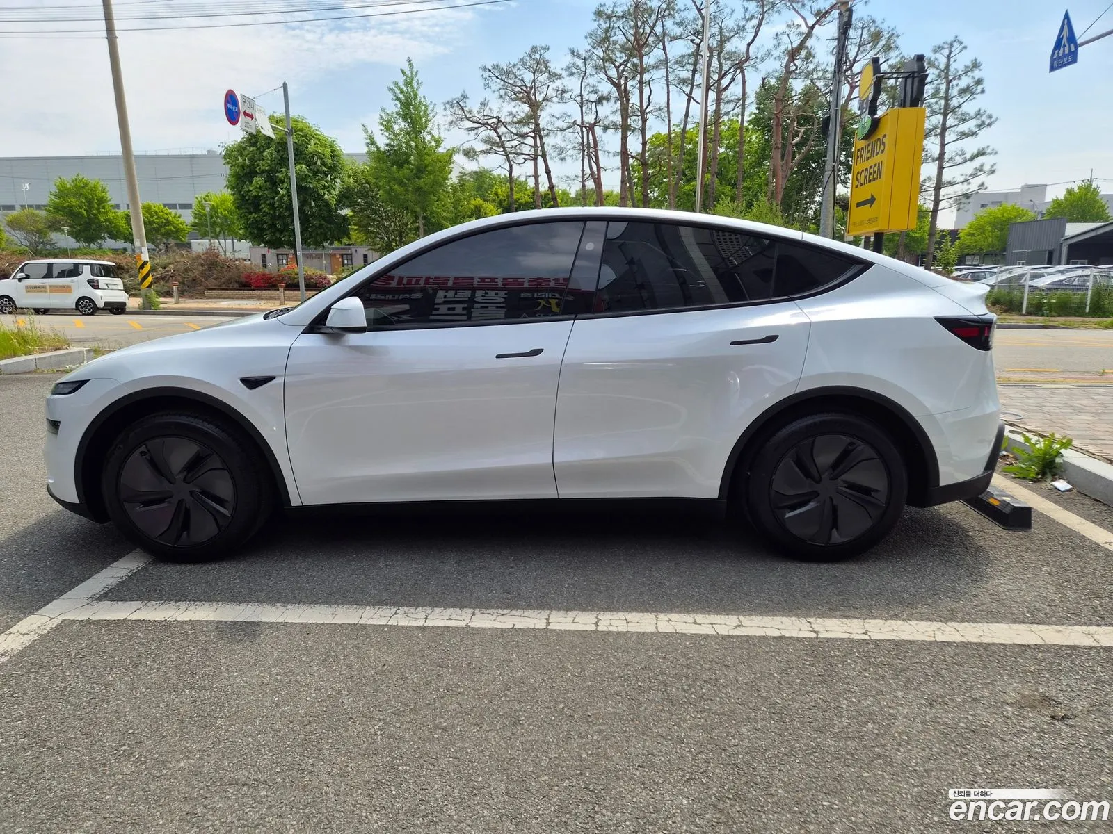 Tesla Model Y 2026 — 10
