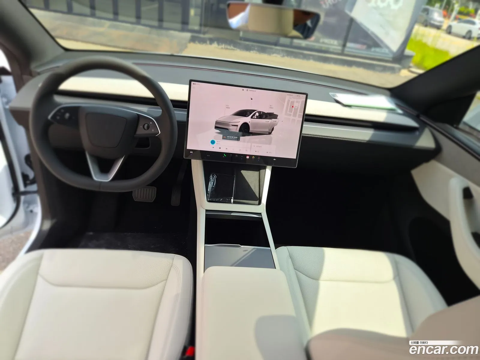 Tesla Model Y 2026 — 16