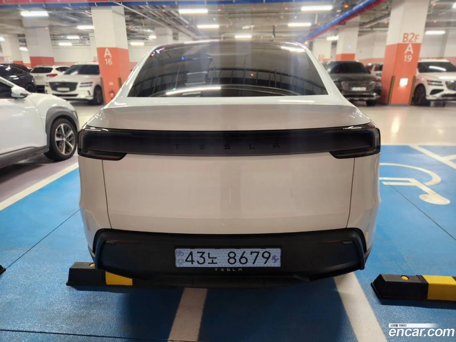 Tesla Model Y 2026 — 16