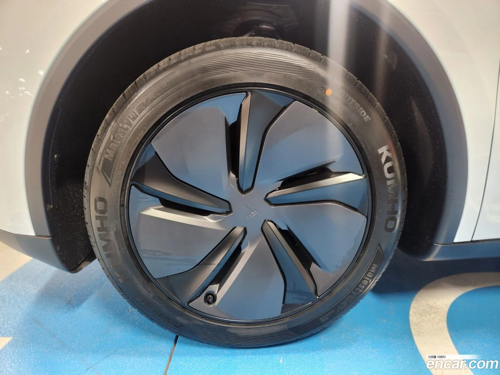 Tesla Model Y 2026 — 13
