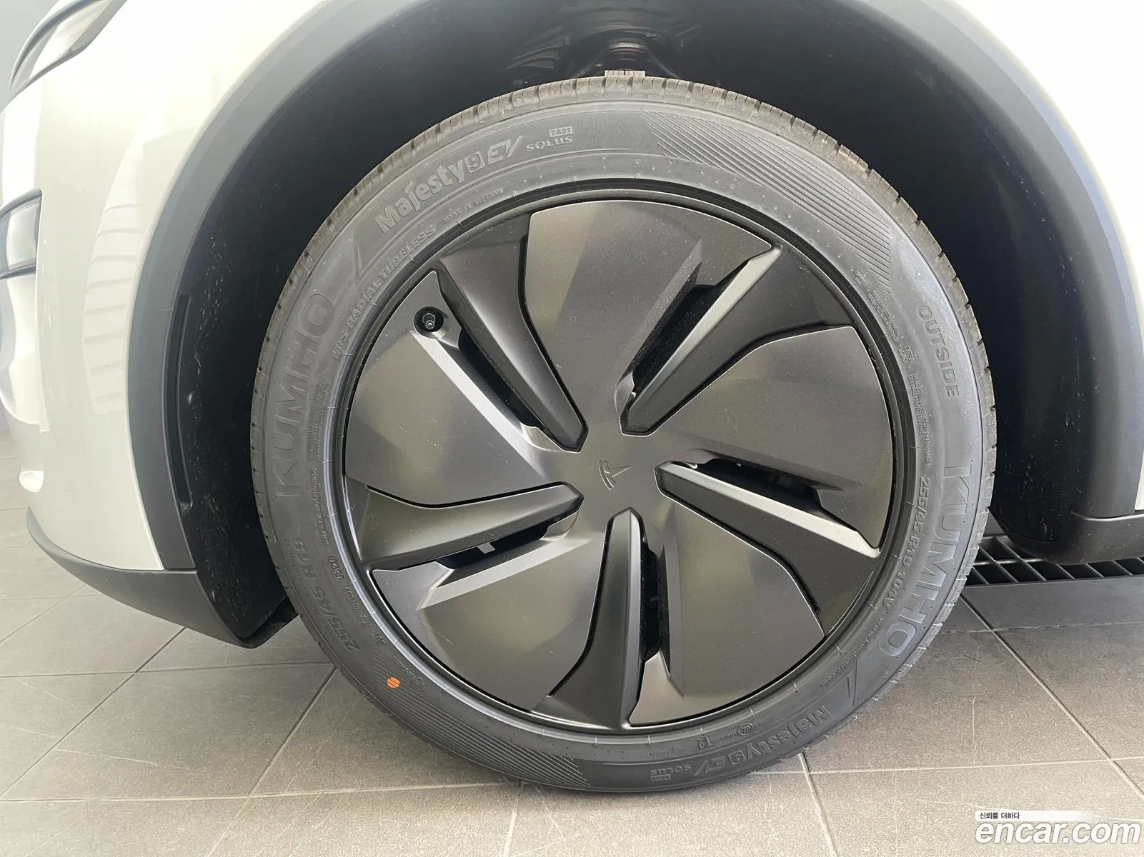 Tesla Model Y 2026 — 5