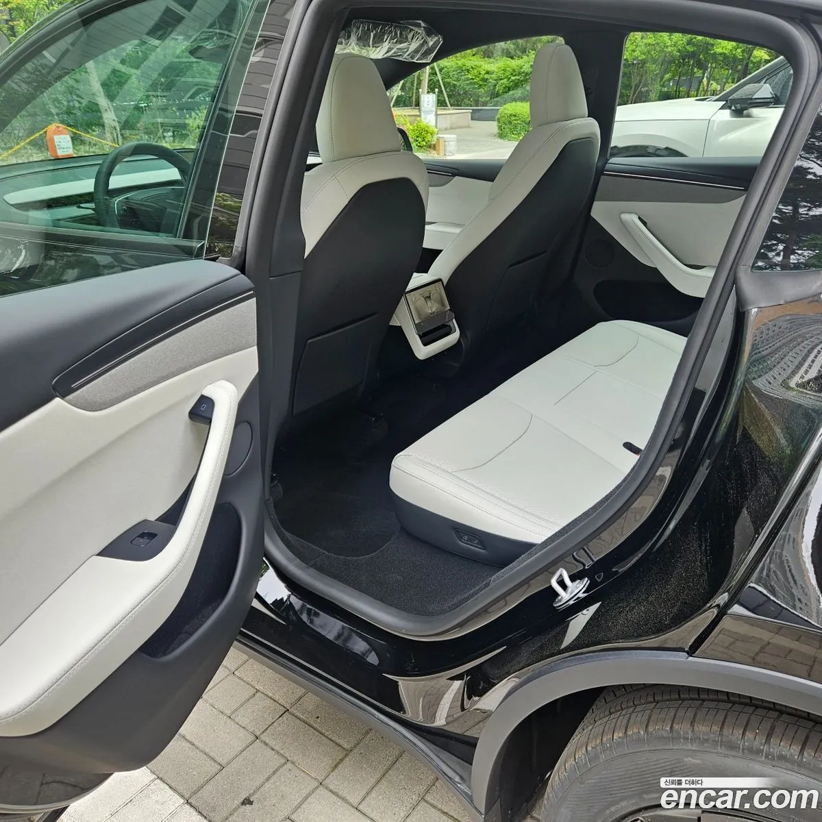 Tesla Model Y 2026 — 17