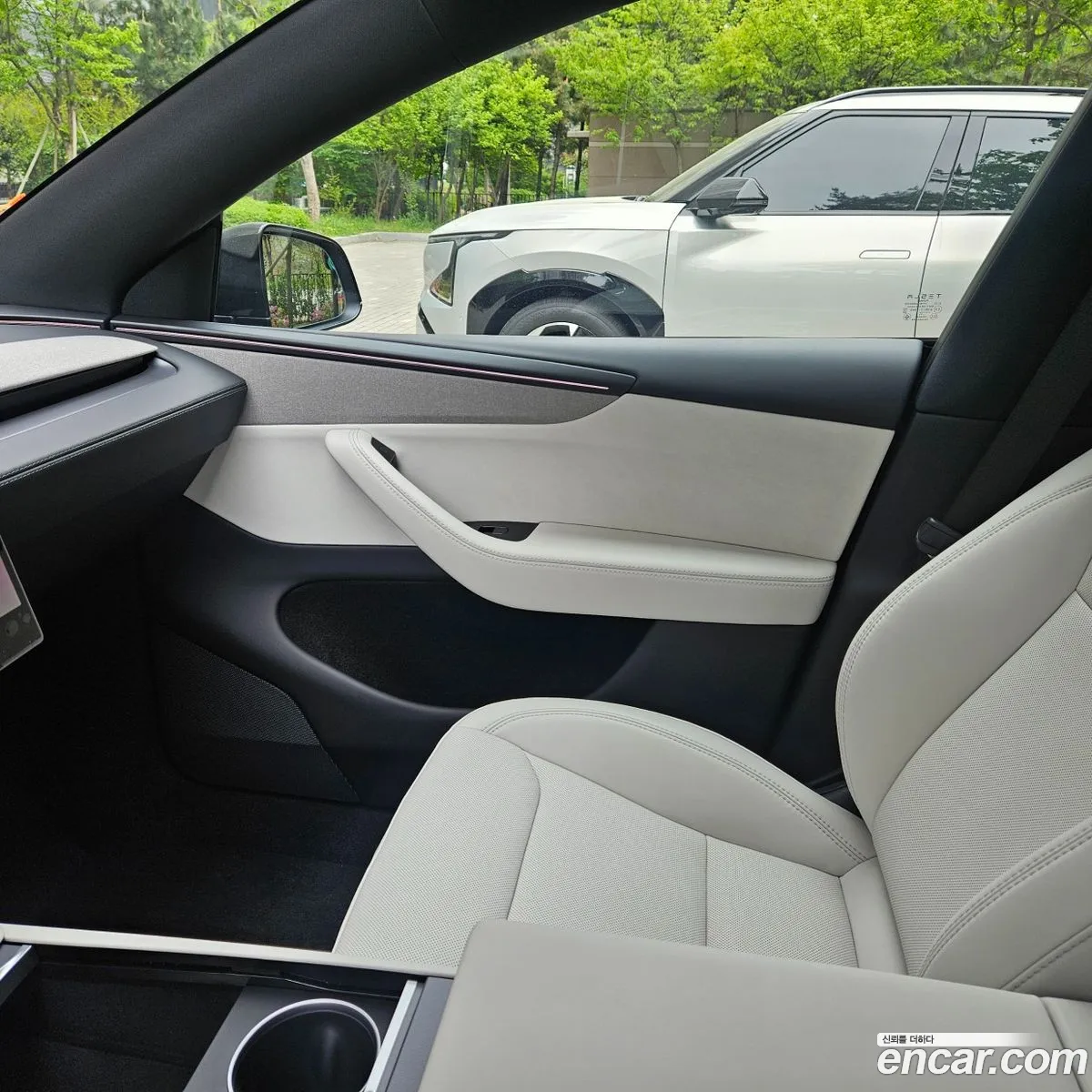 Tesla Model Y 2026 — 12