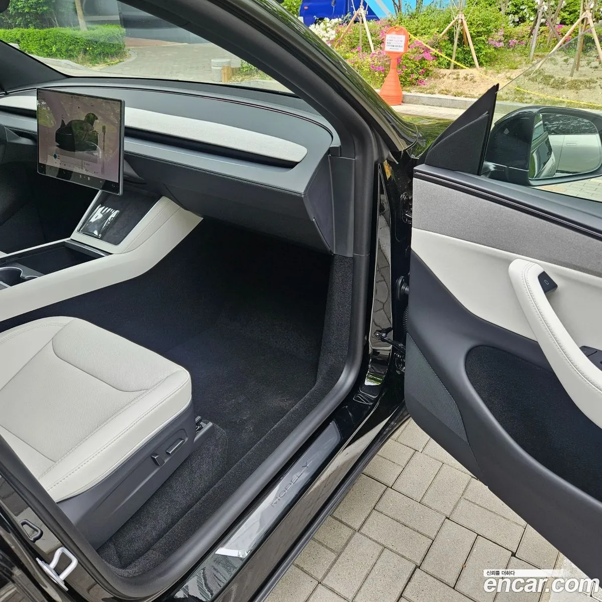 Tesla Model Y 2026 — 16