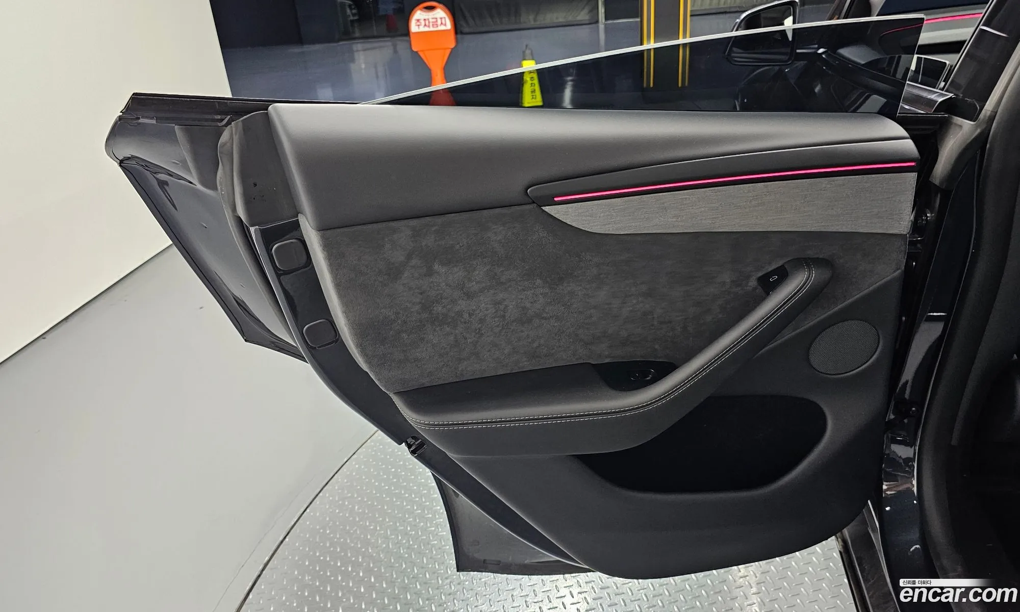 Tesla Model Y 2025 — 33
