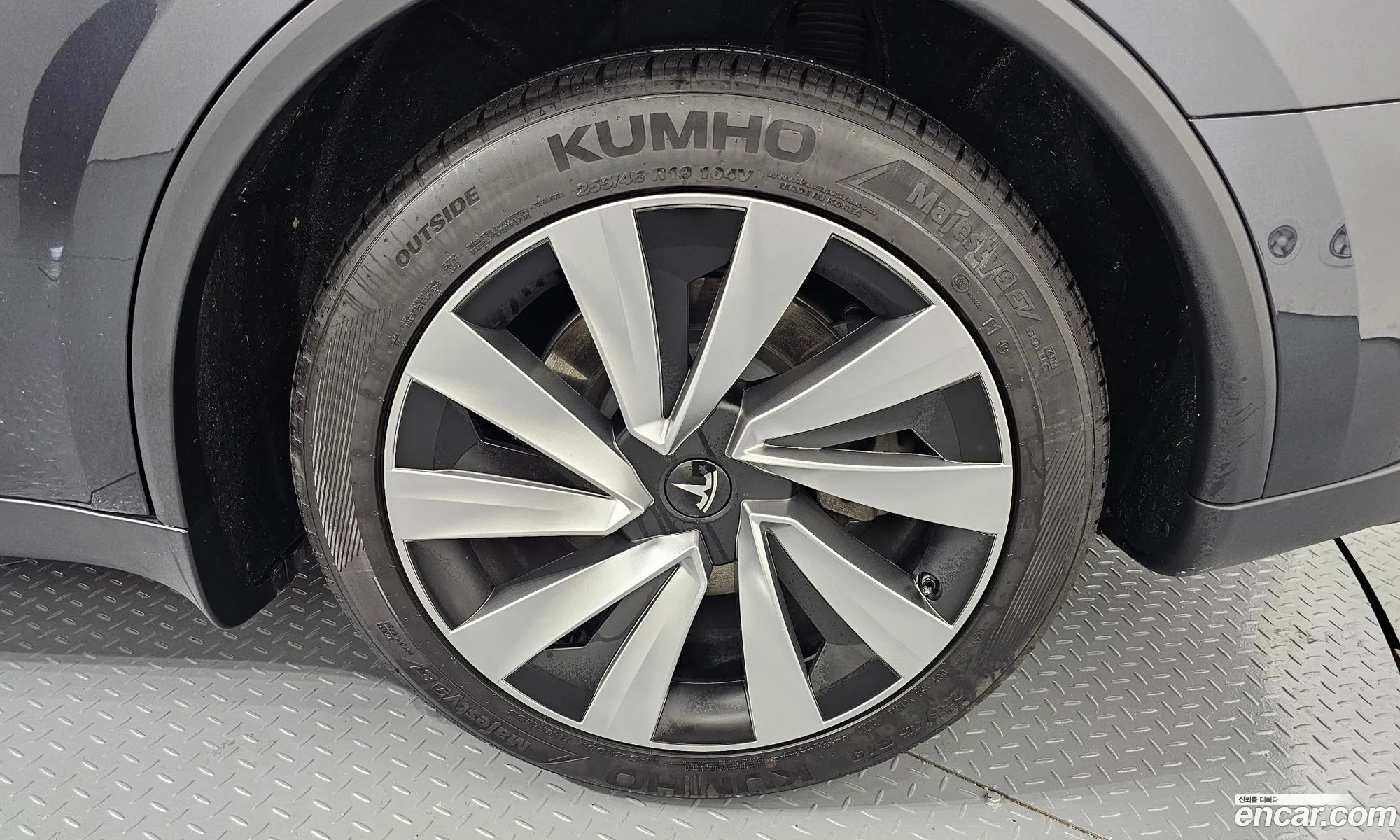 Tesla Model Y 2025 — 27