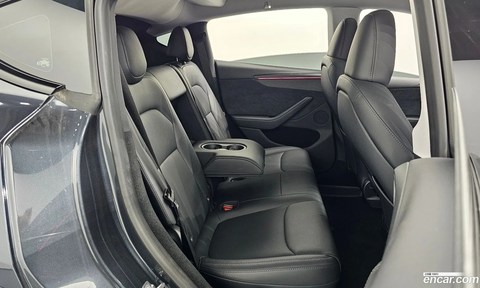 Tesla Model Y 2025 — 2