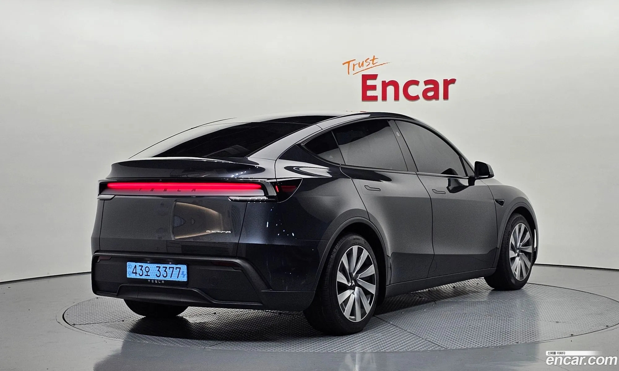 Tesla Model Y 2025 — 28