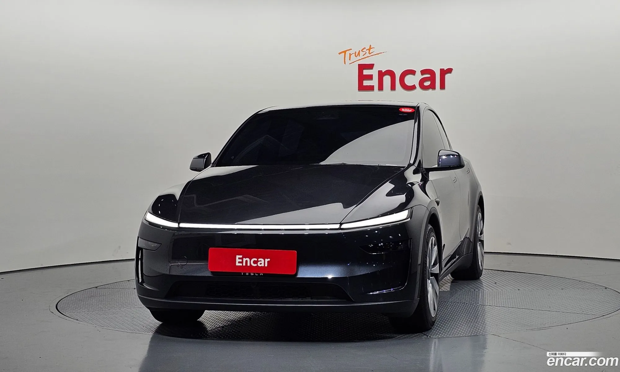 Tesla Model Y 2025 — 24