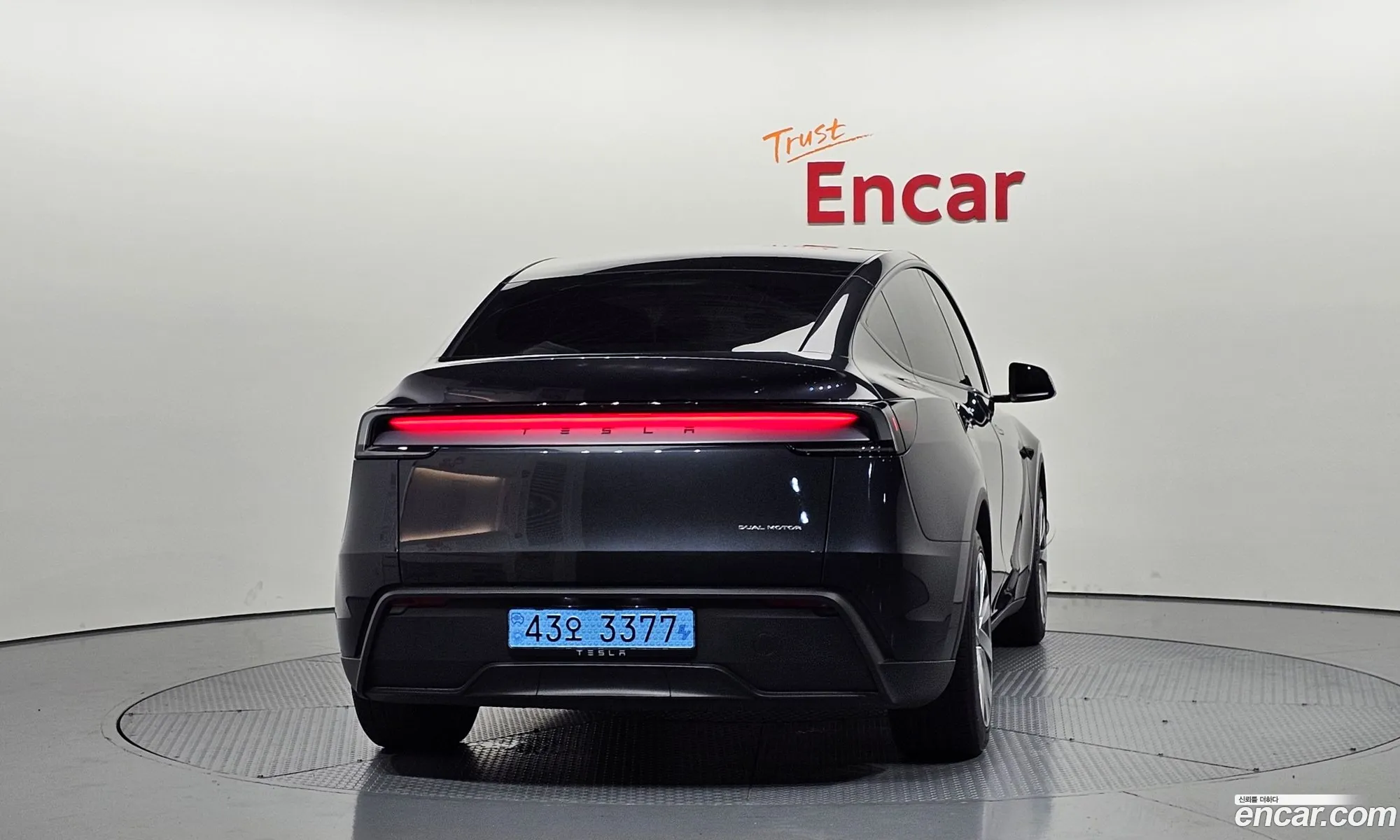 Tesla Model Y 2025 — 25