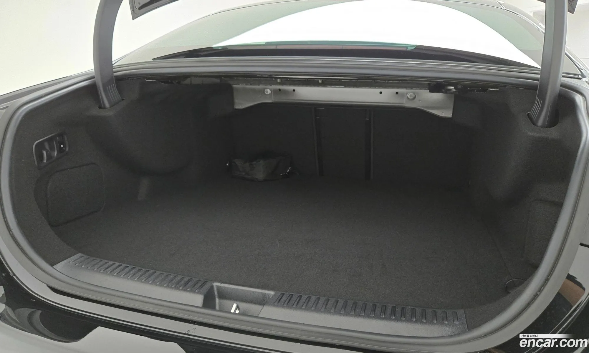 Mercedes-Benz E-Class W214 2025 — 17