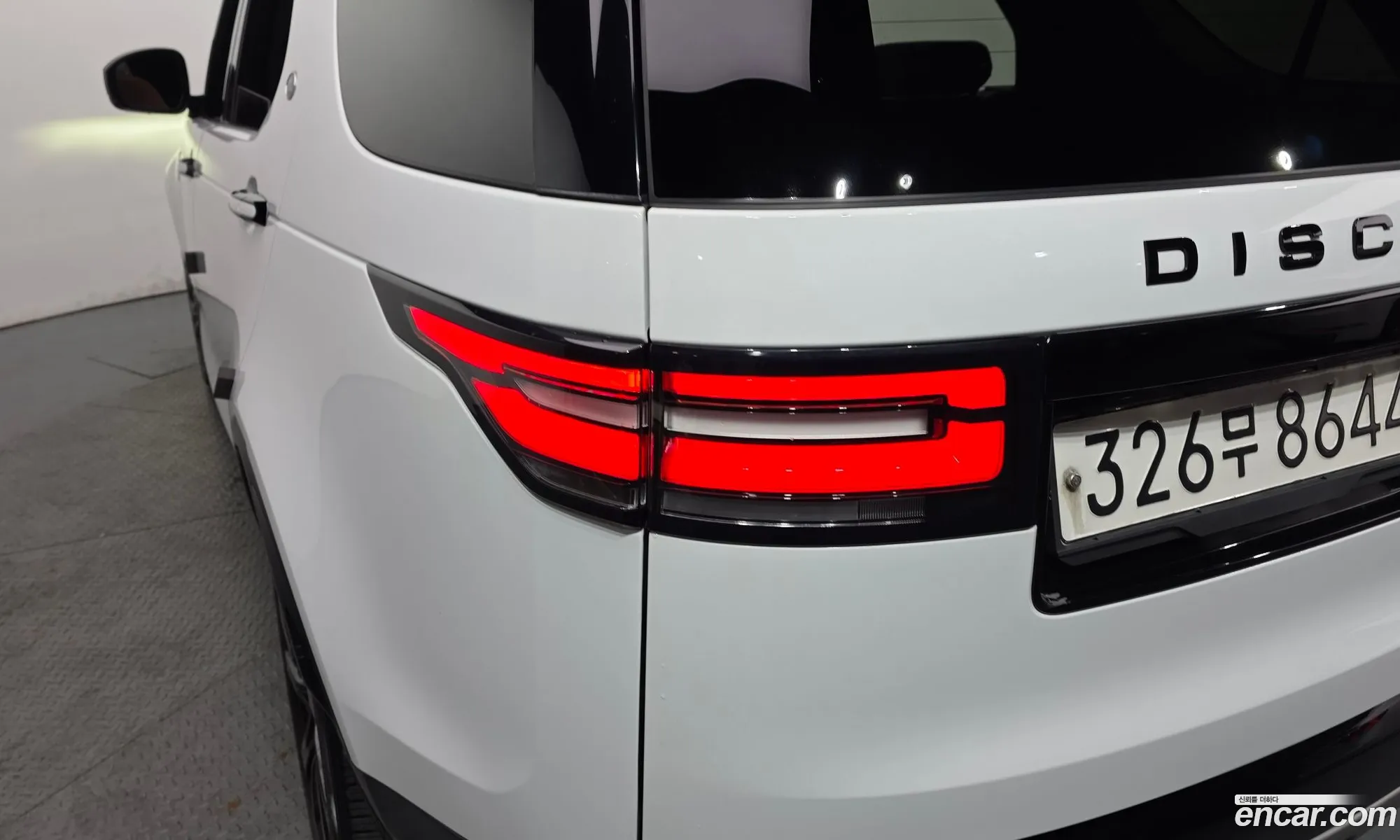 Land Rover Discovery 5 2017 SALRHBBK1HA032254 — 12