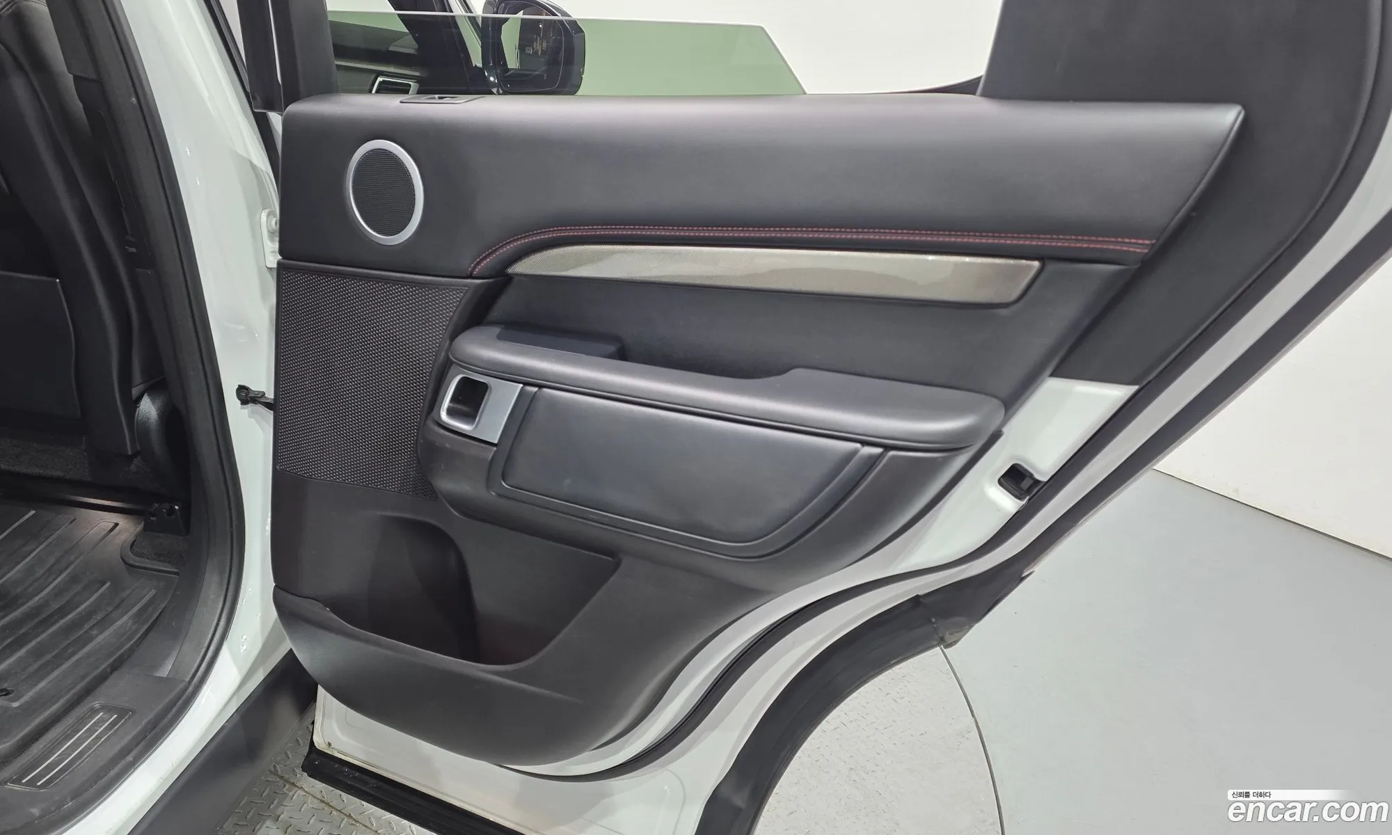 Land Rover Discovery 5 2017 SALRHBBK1HA032254 — 15