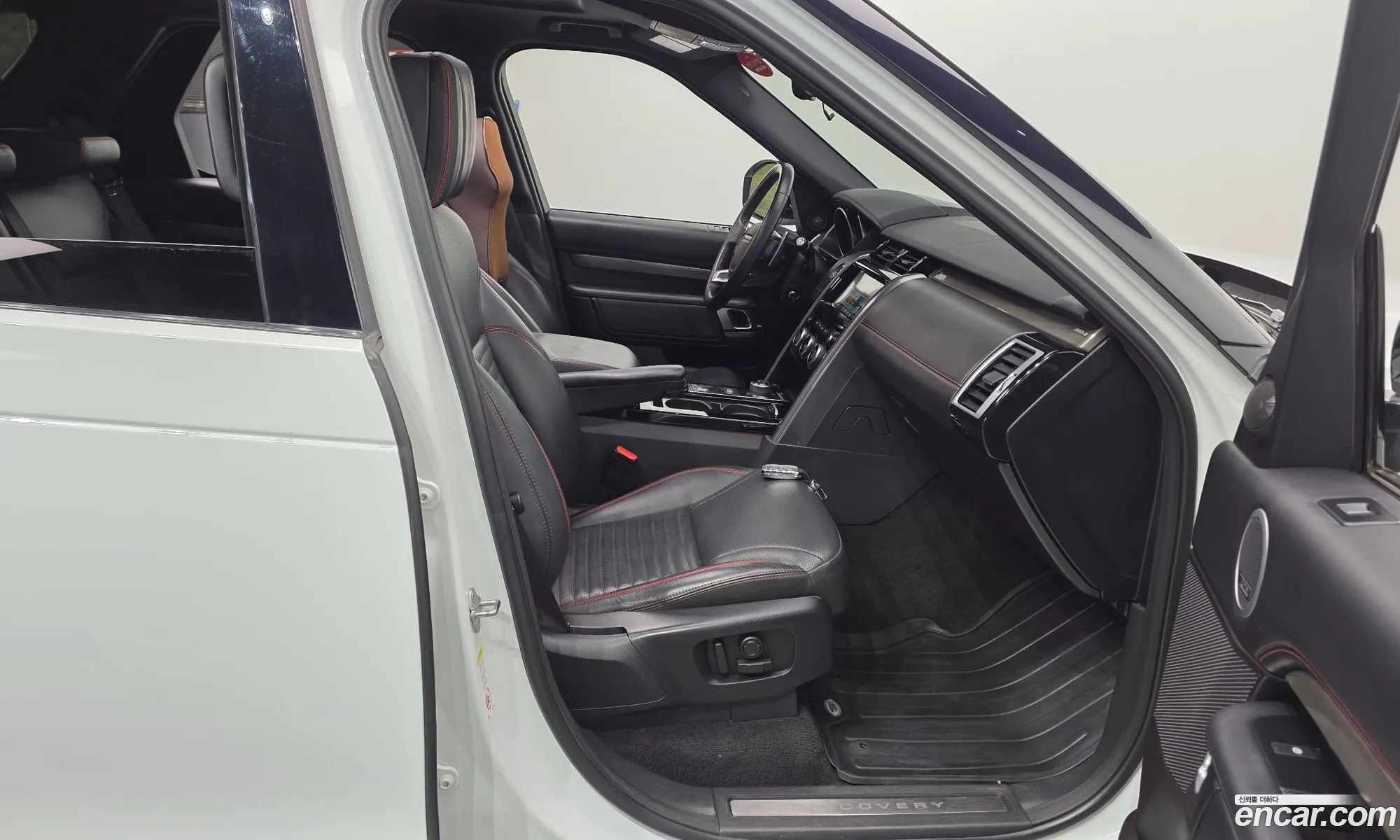 Land Rover Discovery 5 2017 SALRHBBK1HA032254 — 24