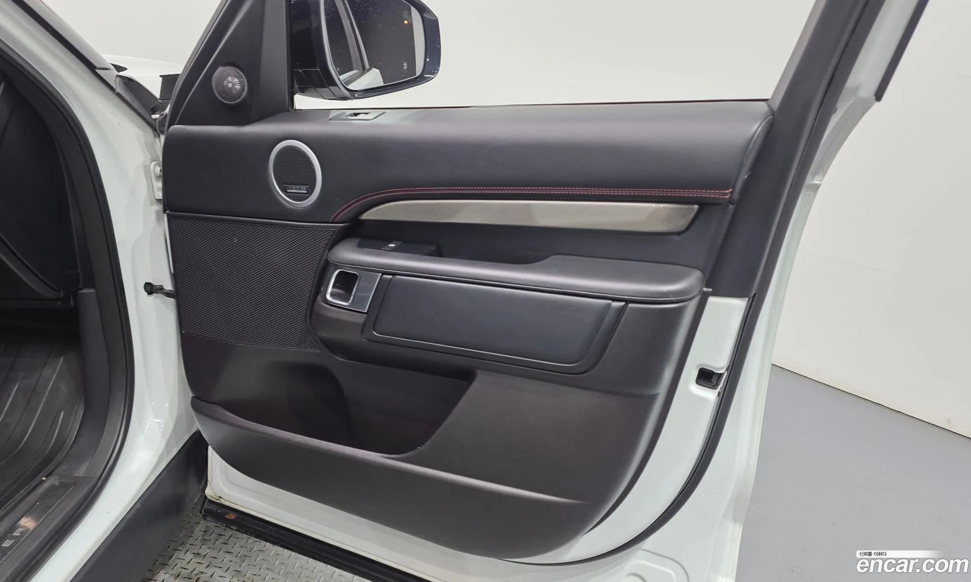 Land Rover Discovery 5 2017 SALRHBBK1HA032254 — 30