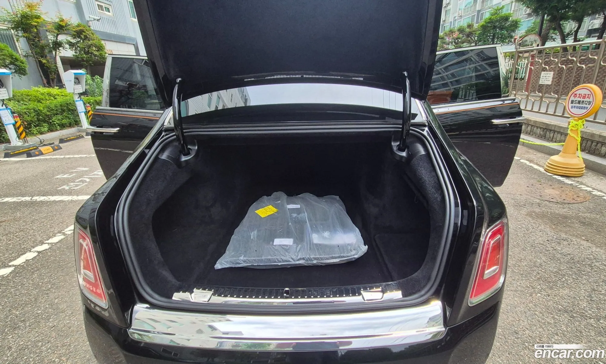 Rolls-Royce Phantom 2023 — 16