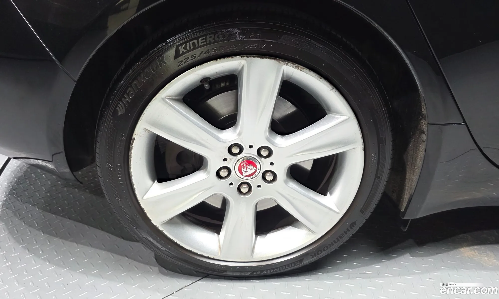 Jaguar XE 2017 SAJAA4BN2HCP05234 — 10