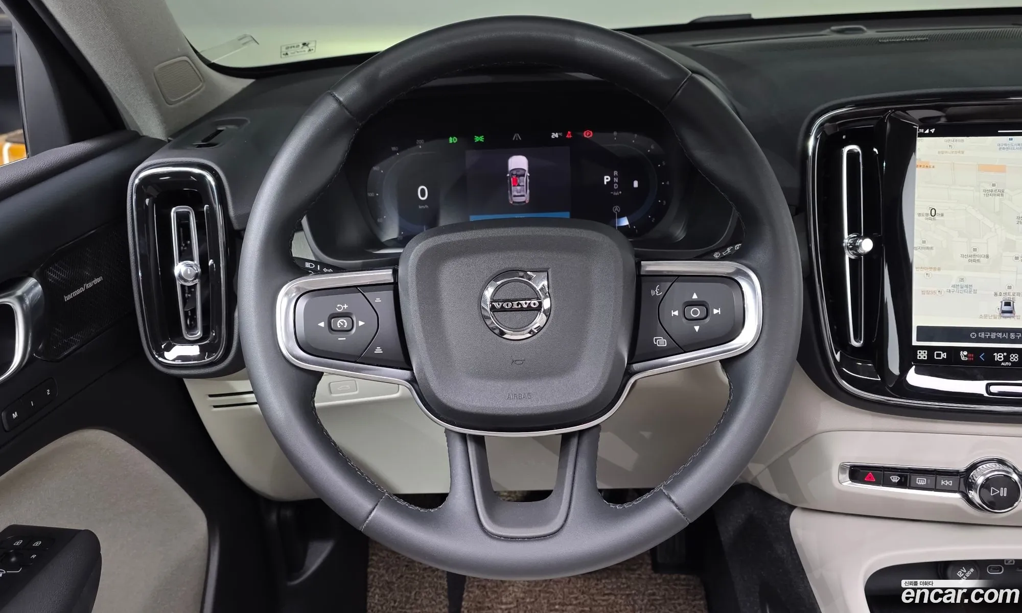 Volvo XC40 2024 — 2