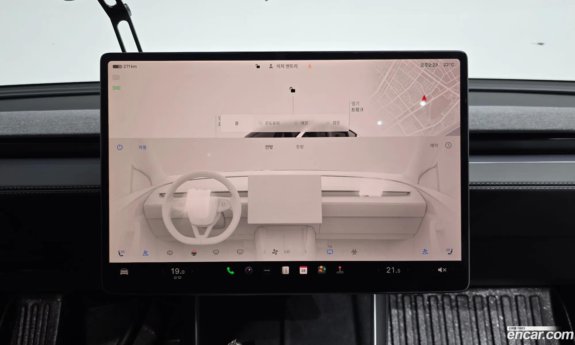 Tesla Model Y 2025 LRWYGCFJ9SC027390 — 32