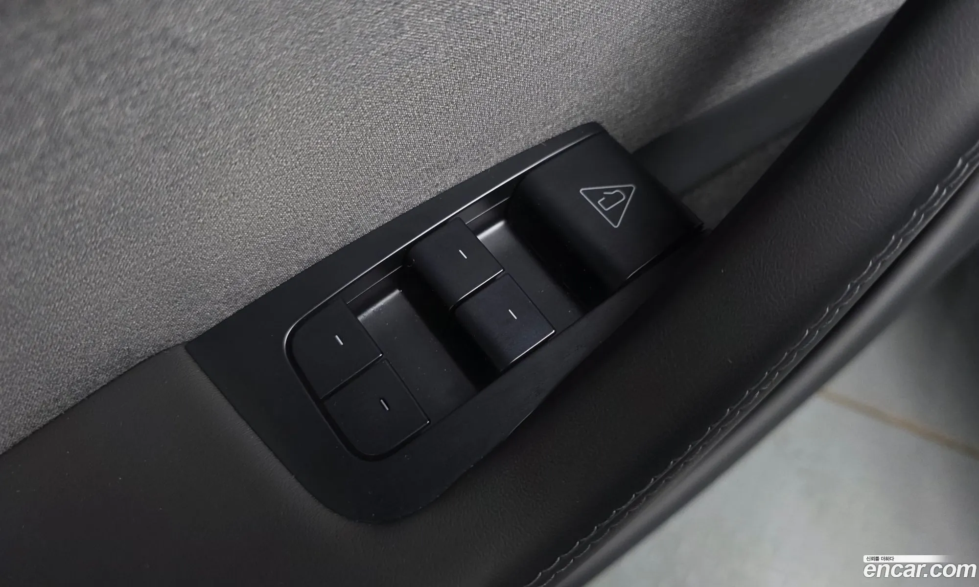 Tesla Model Y 2025 LRWYGCFJ9SC027390 — 17