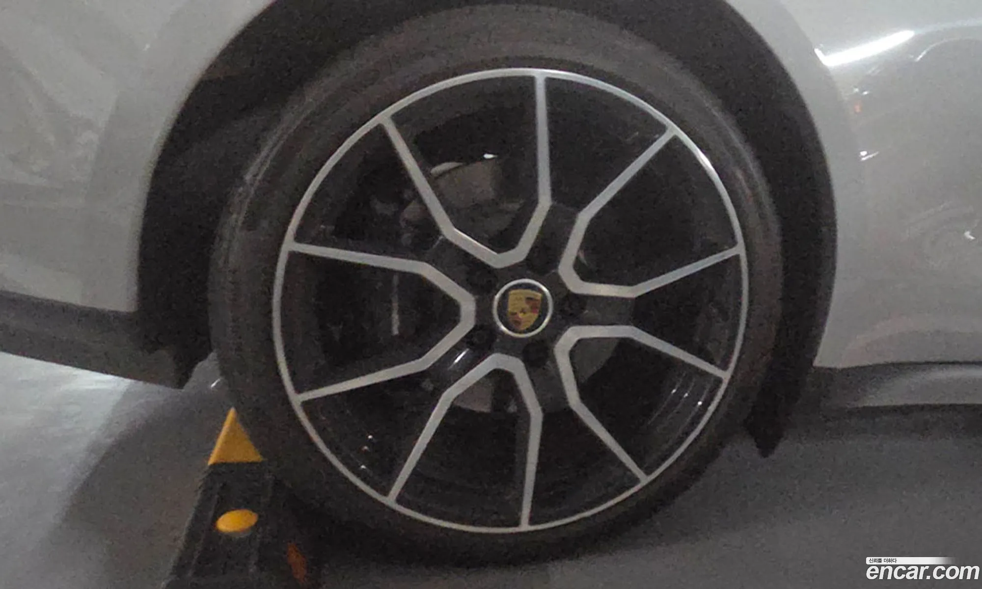 Porsche Taycan 2023 — 17