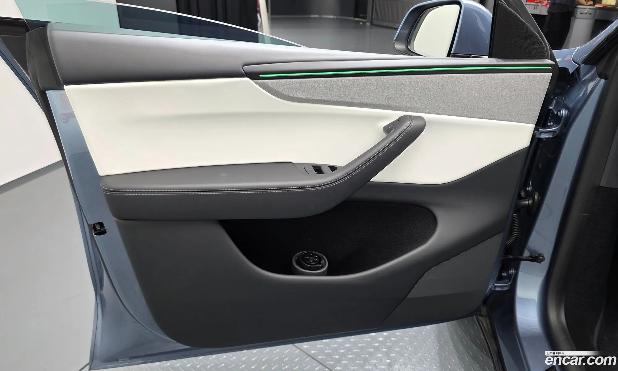 Tesla Model Y 2025 LRWYGCFJ0SC987715 — 32