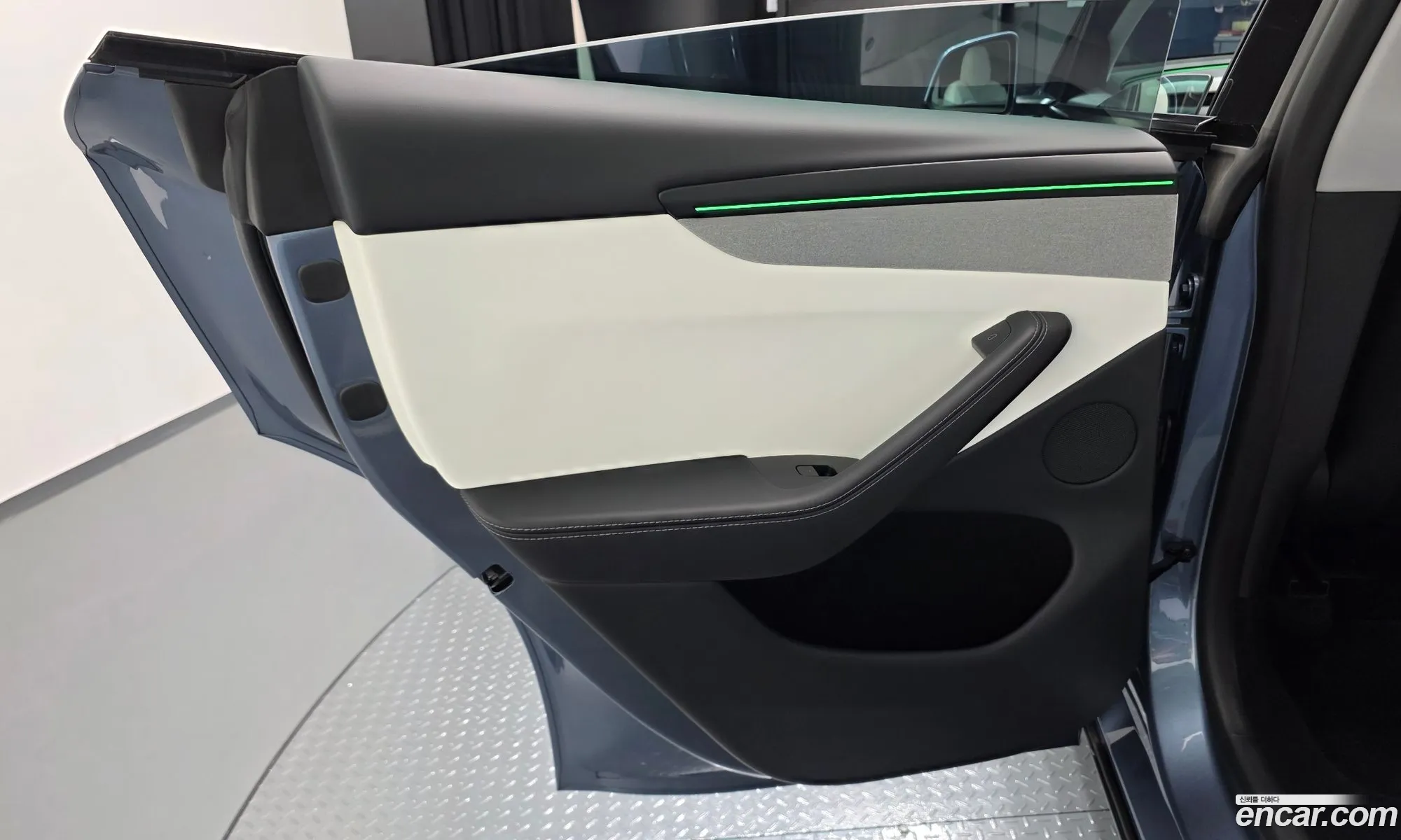 Tesla Model Y 2025 LRWYGCFJ0SC987715 — 26