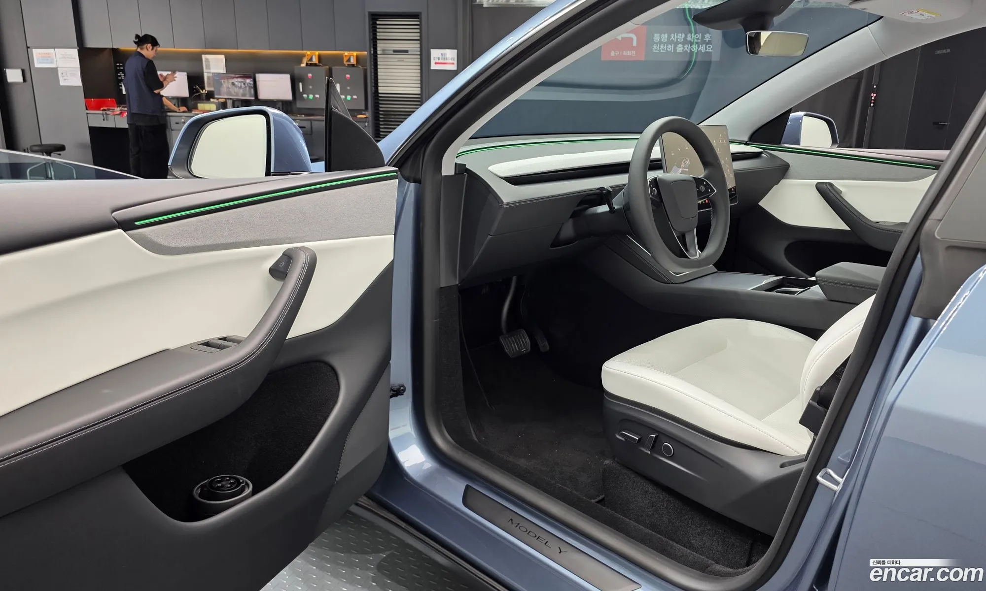Tesla Model Y 2025 LRWYGCFJ0SC987715 — 17