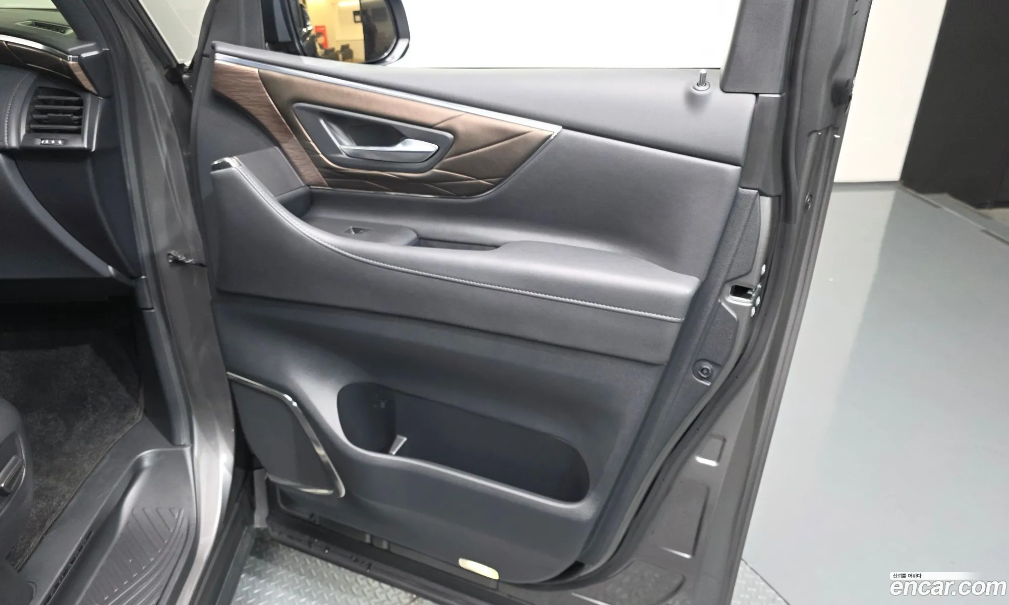 Toyota Alphard 2025 — 13
