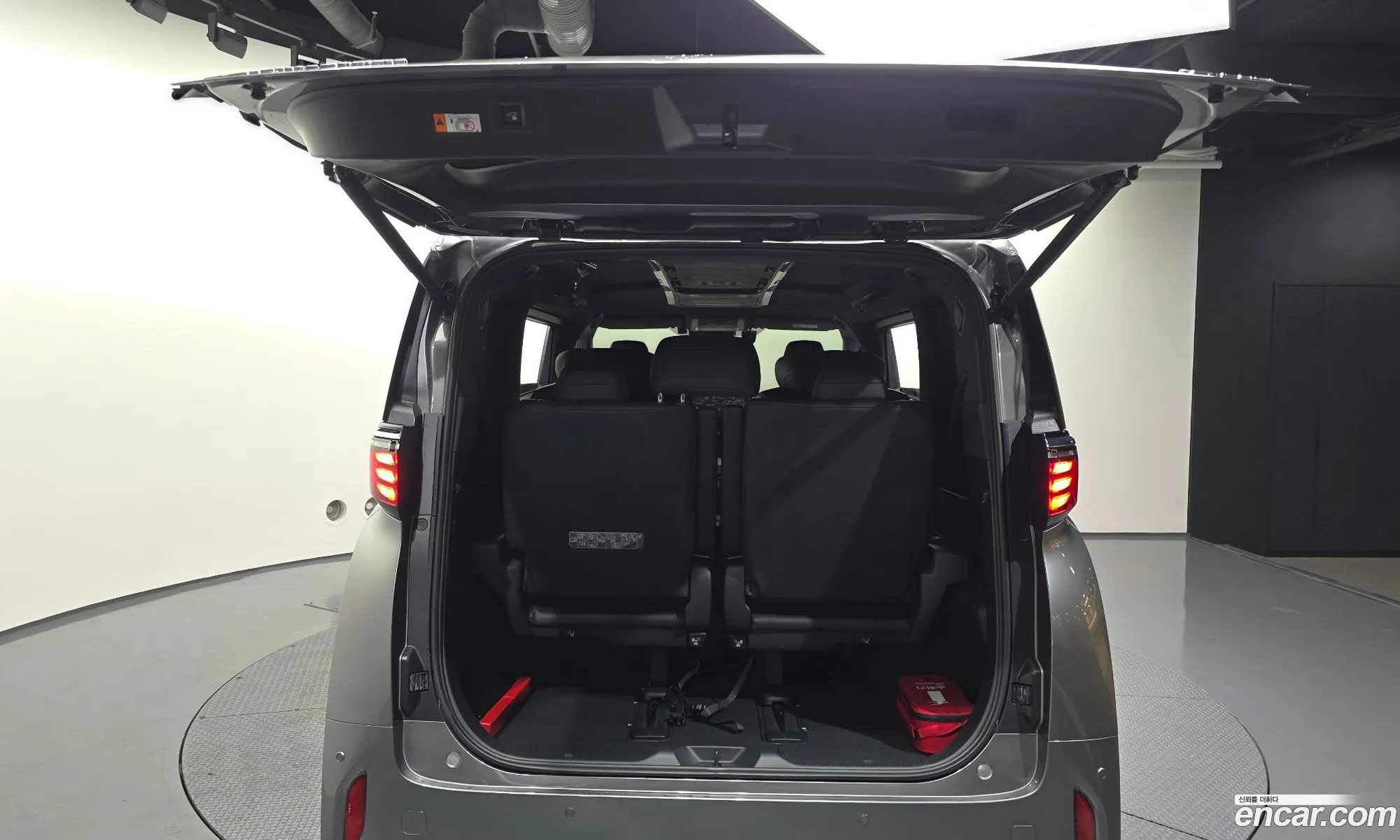 Toyota Alphard 2025 — 30