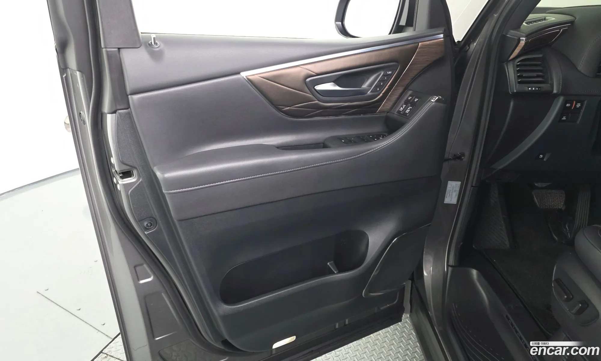 Toyota Alphard 2025 — 4