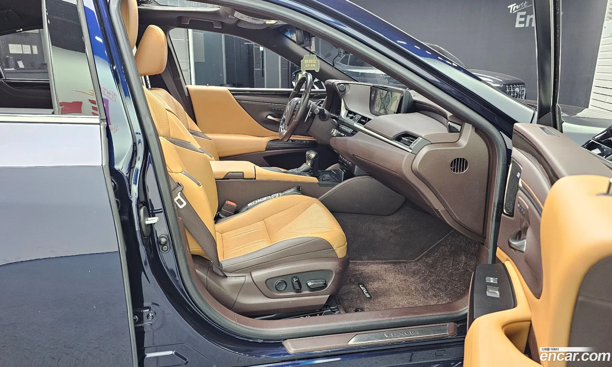 Lexus ES300h 7th Gen 2020 — 17