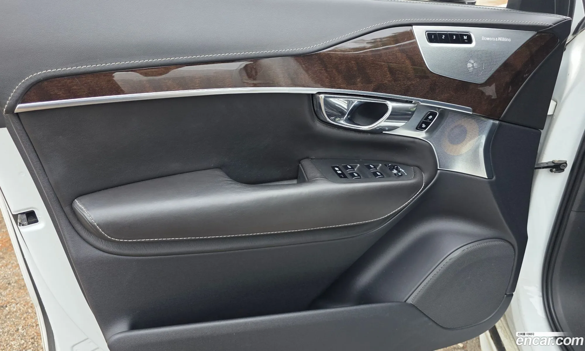 Volvo XC90 2016 YV1LFA22CH1123112 — 16