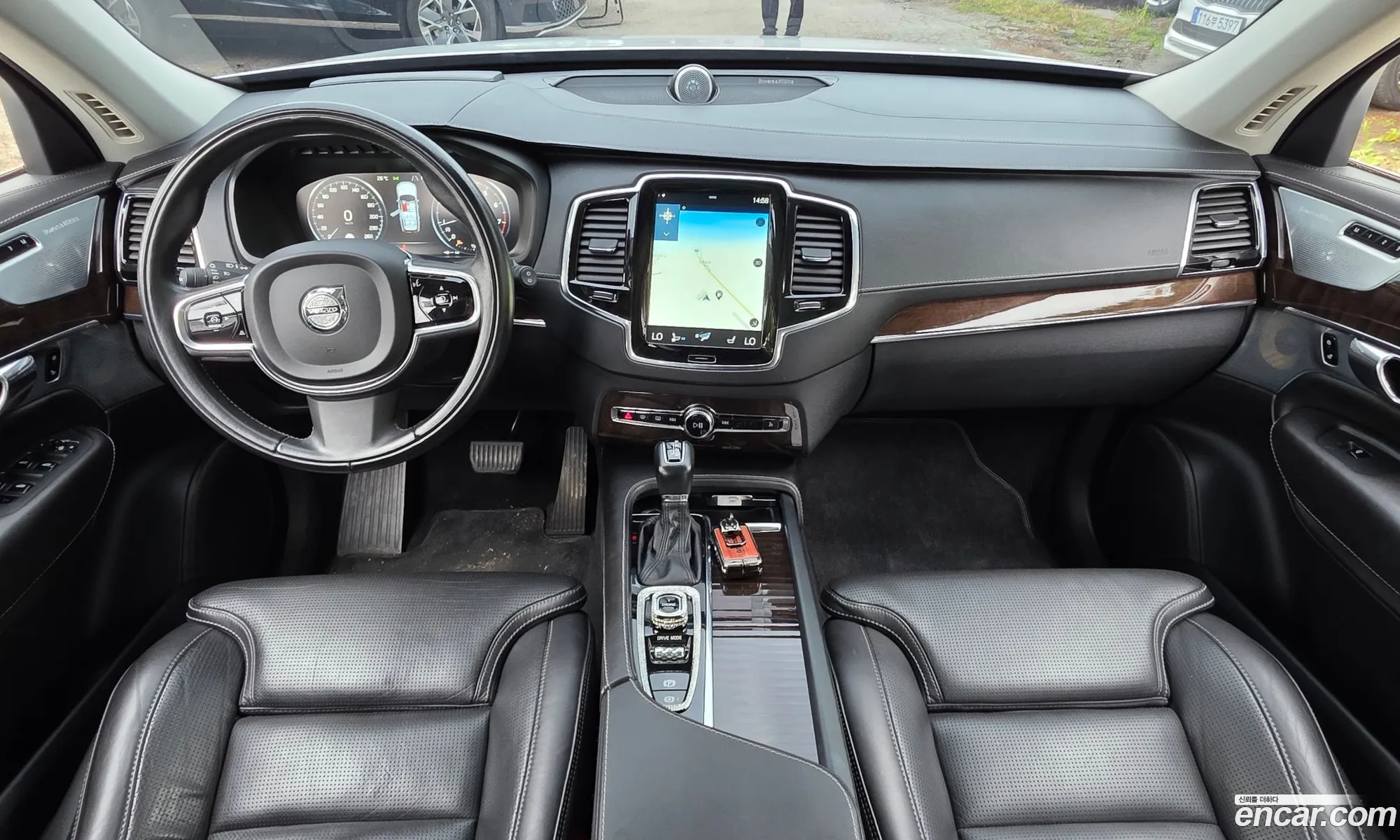 Volvo XC90 2016 YV1LFA22CH1123112 — 24