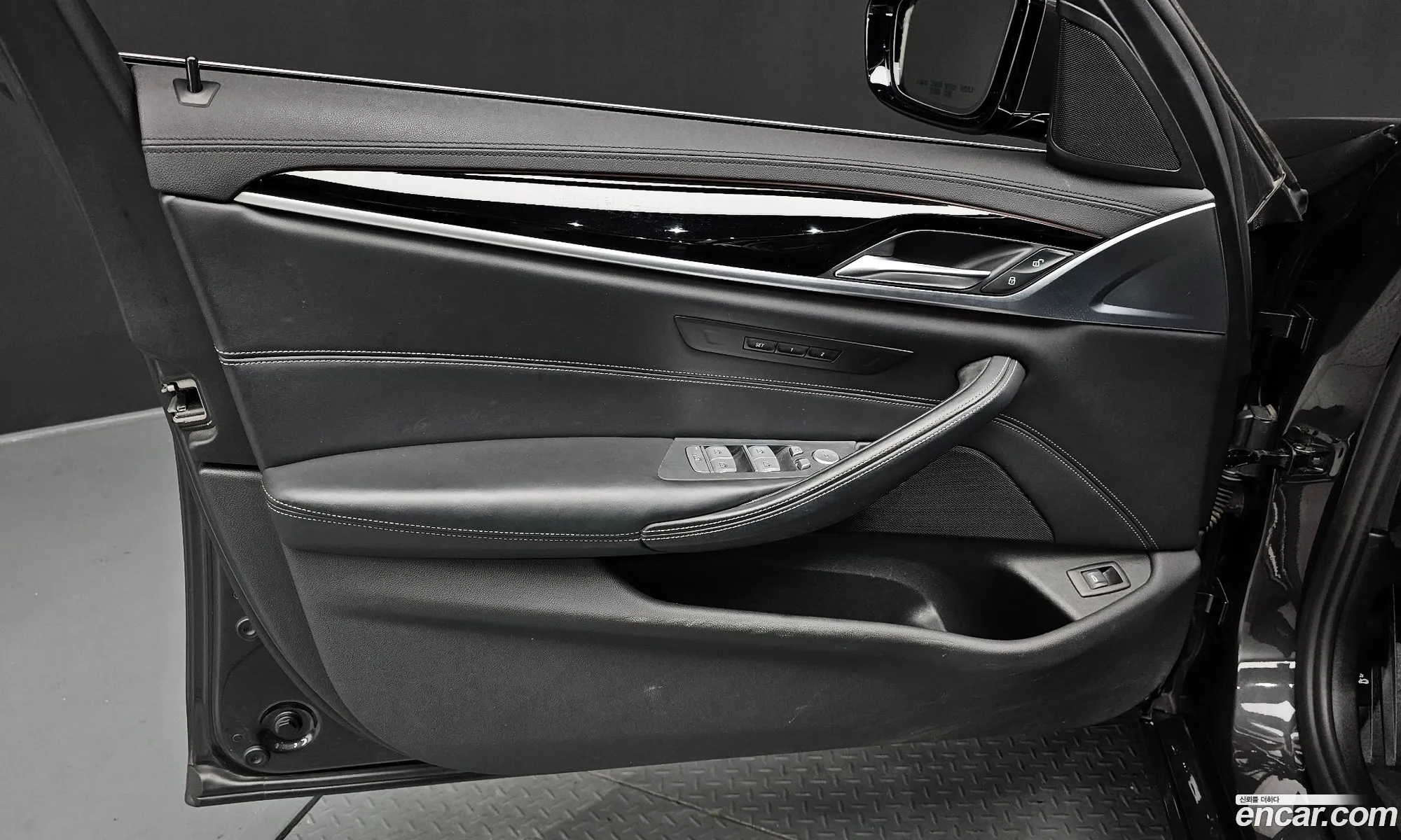 BMW 5 Series 2019 WBAJF5106KWW43870 — 23