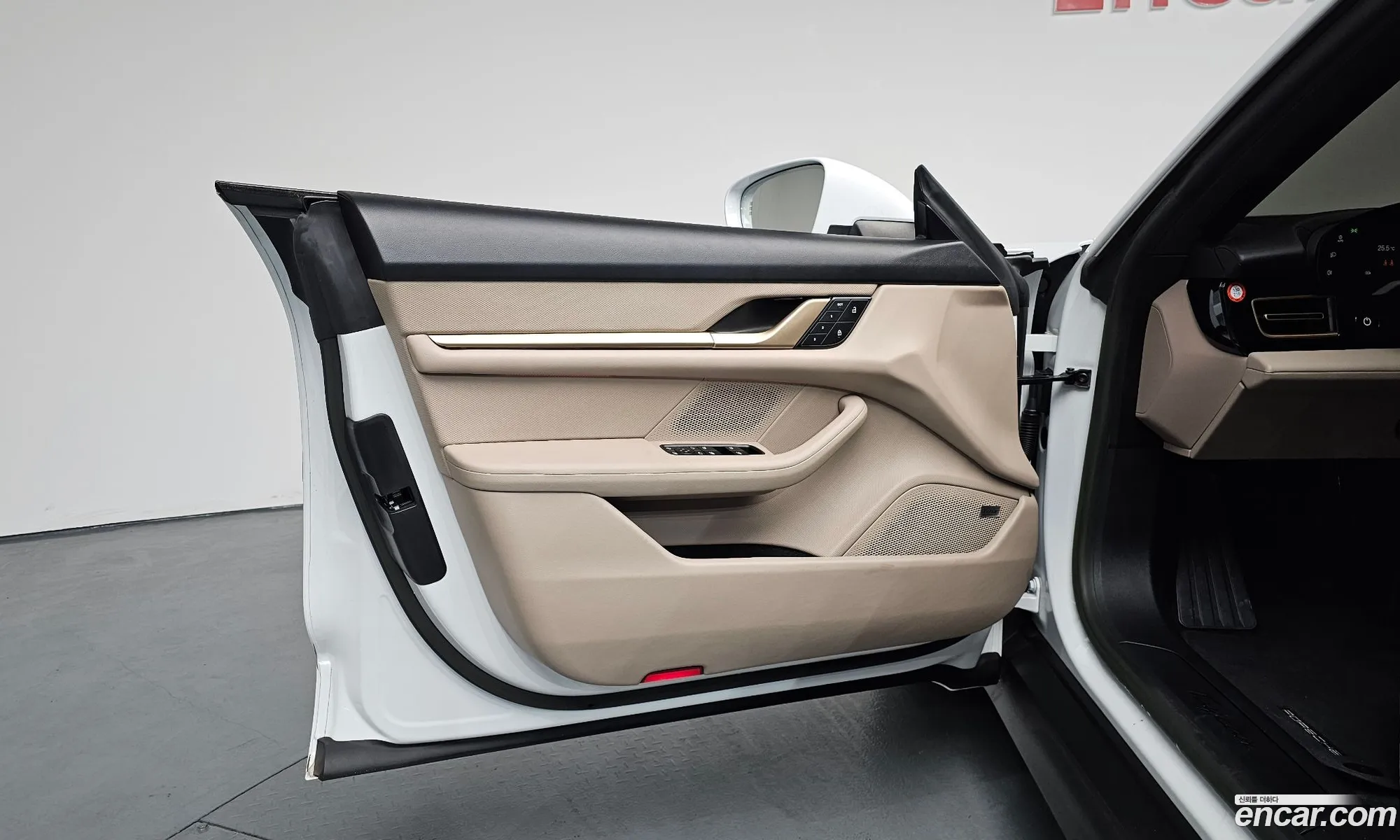 Porsche Taycan 2023 — 25