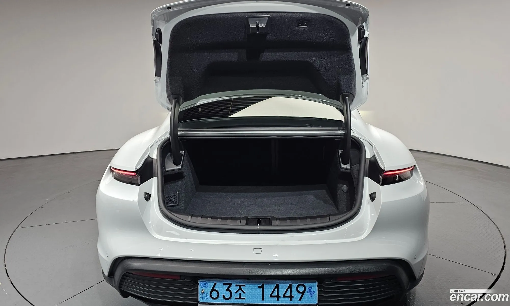 Porsche Taycan 2023 — 22