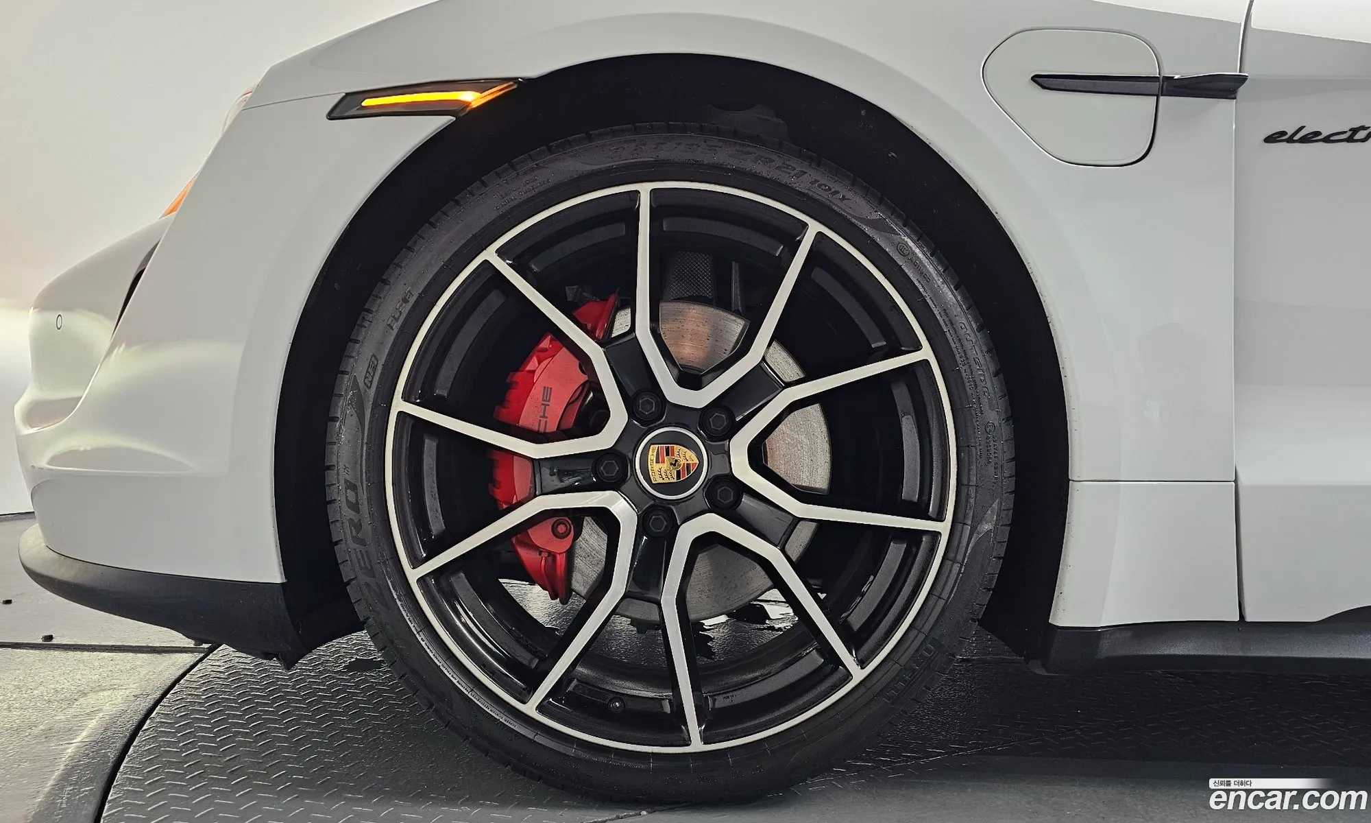 Porsche Taycan 2023 — 17
