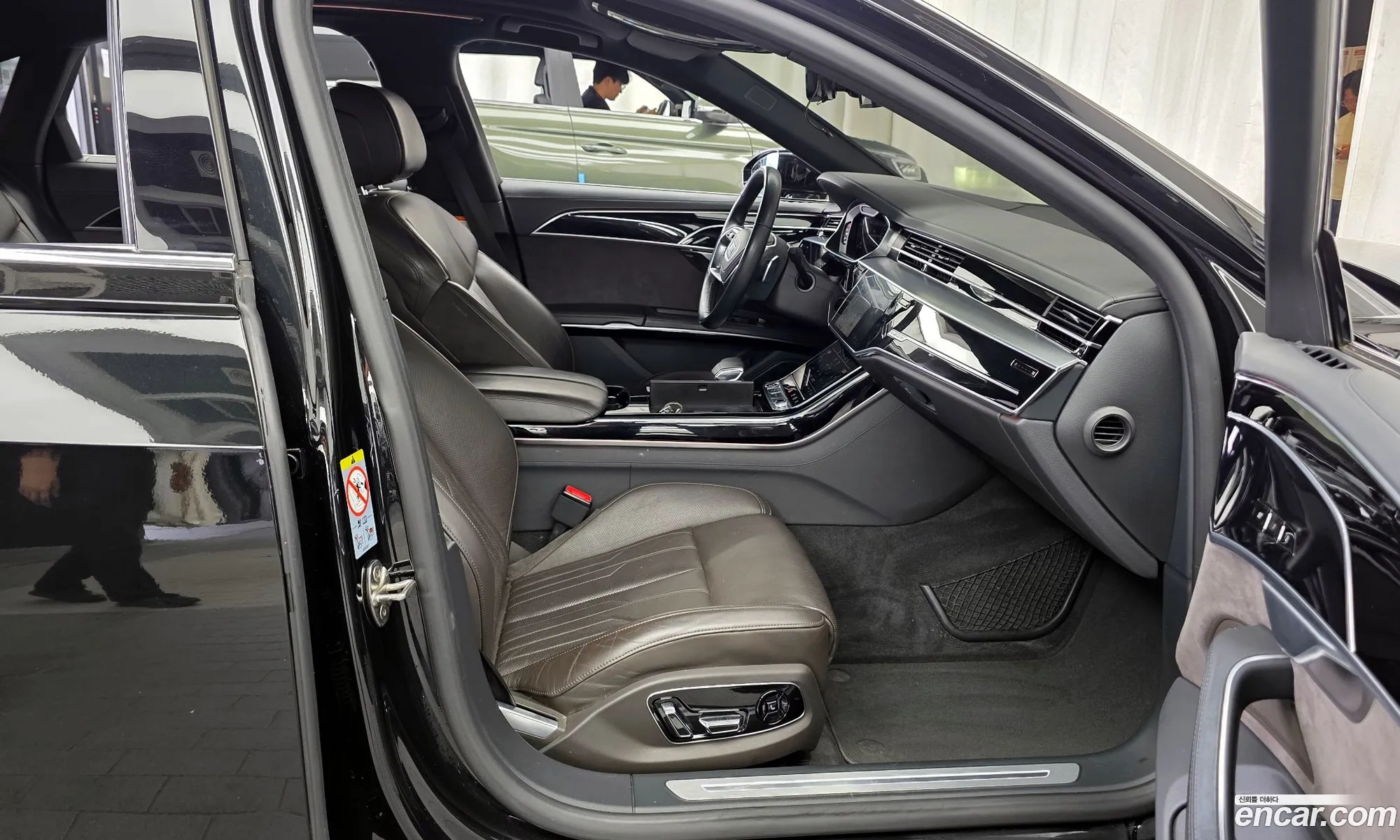 Audi A8 2021 WAUZZZF82MN001137 — 24
