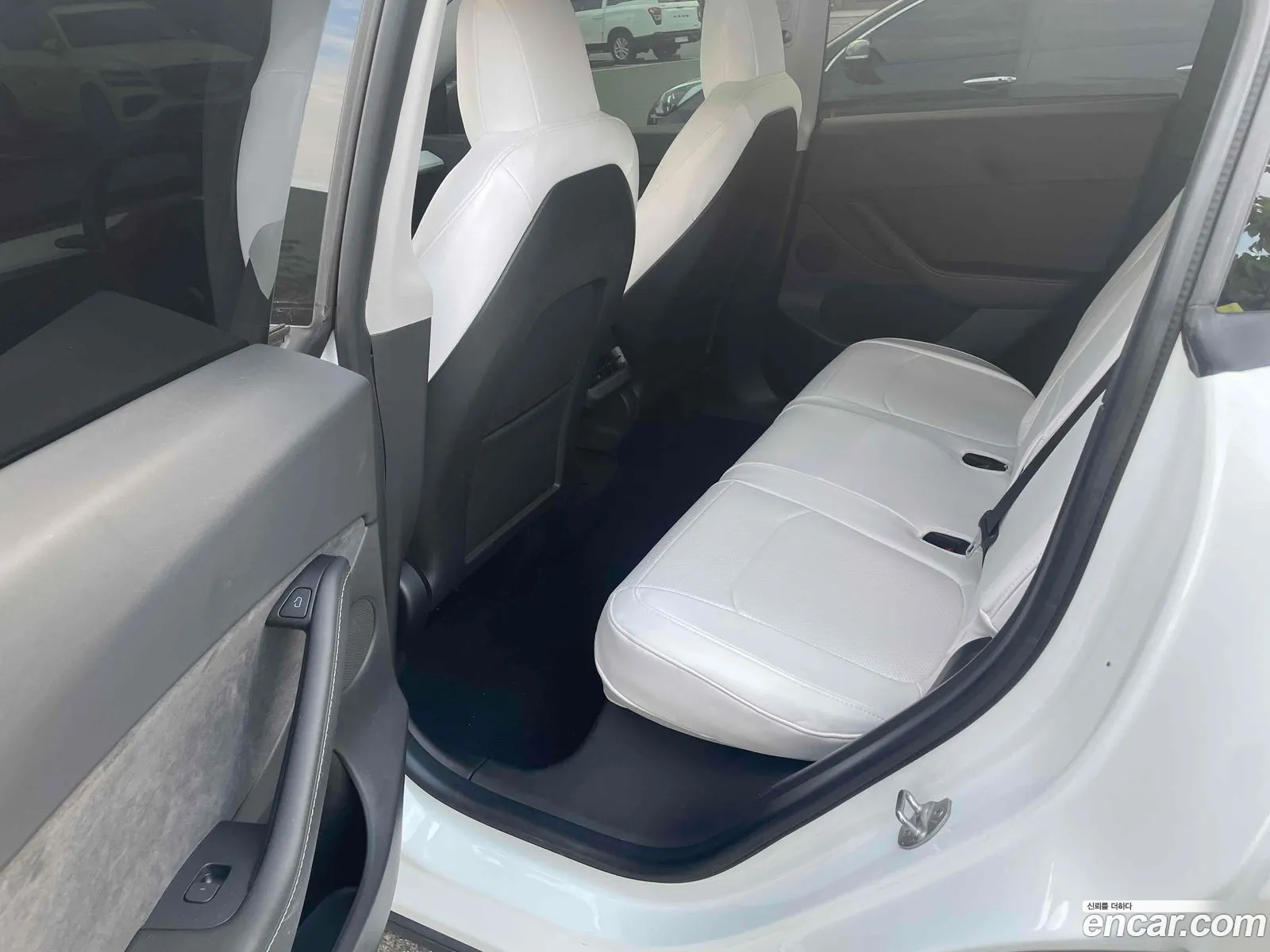 Tesla Model Y 2021 — 16