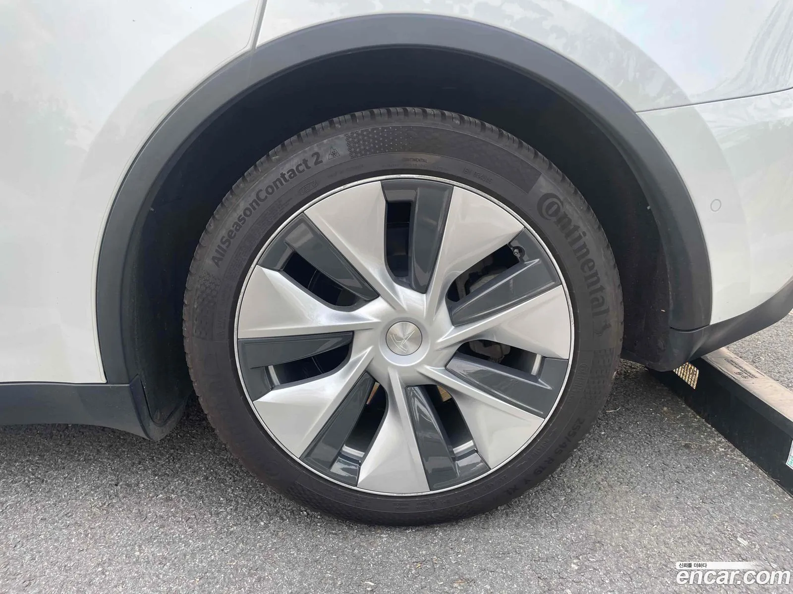 Tesla Model Y 2021 — 18