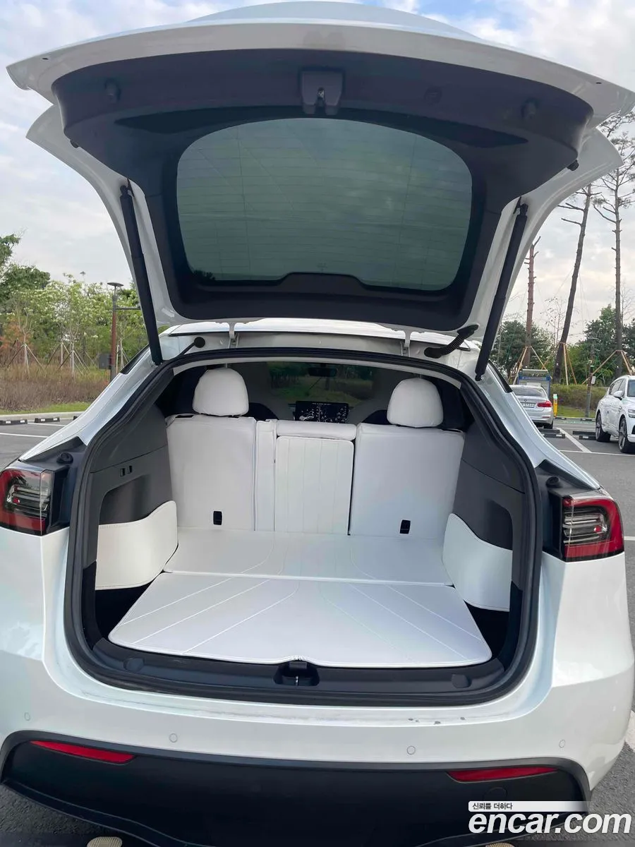 Tesla Model Y 2021 — 12