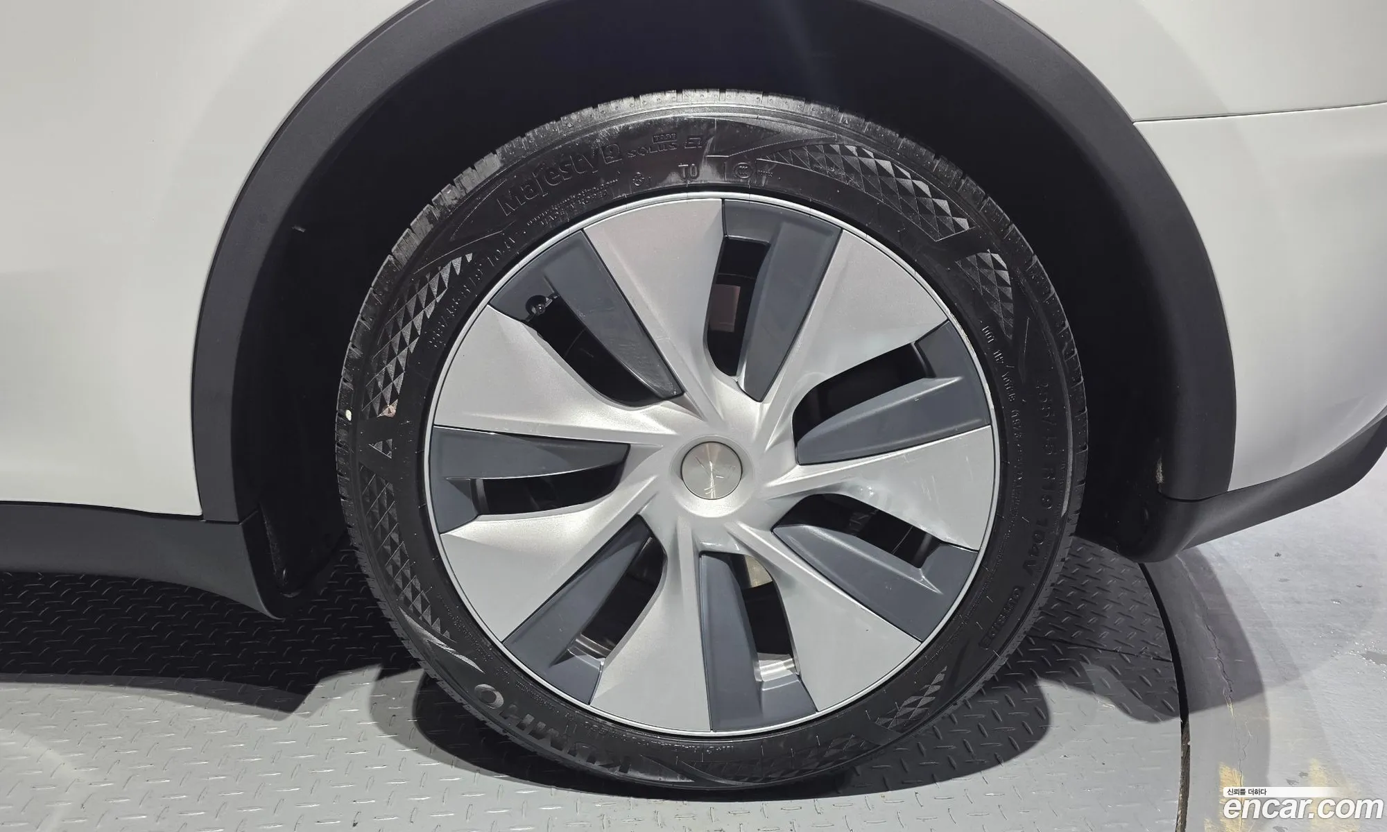 Tesla Model Y 2023 — 8