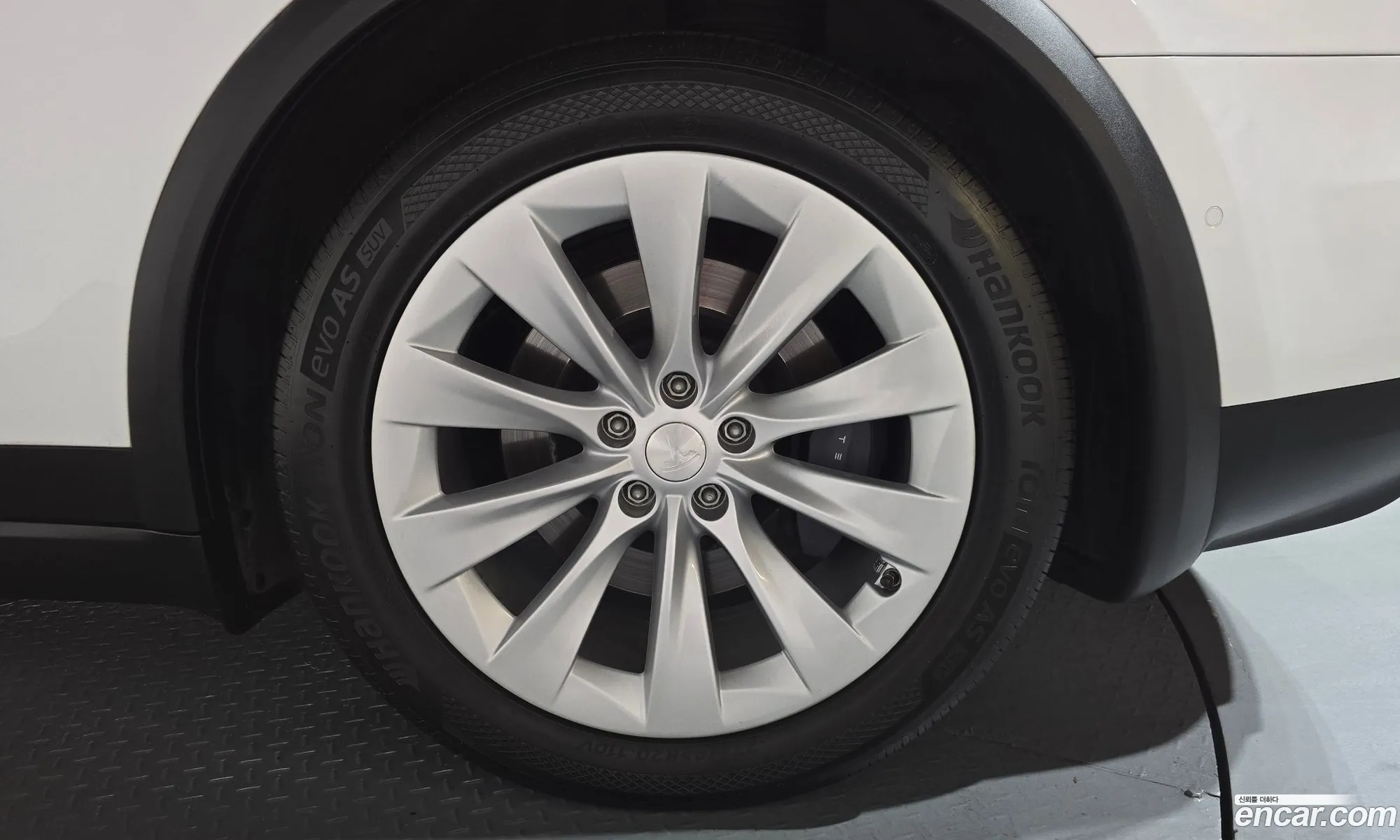 Tesla Model X 2018 5YJXCAE22JF126143 — 25