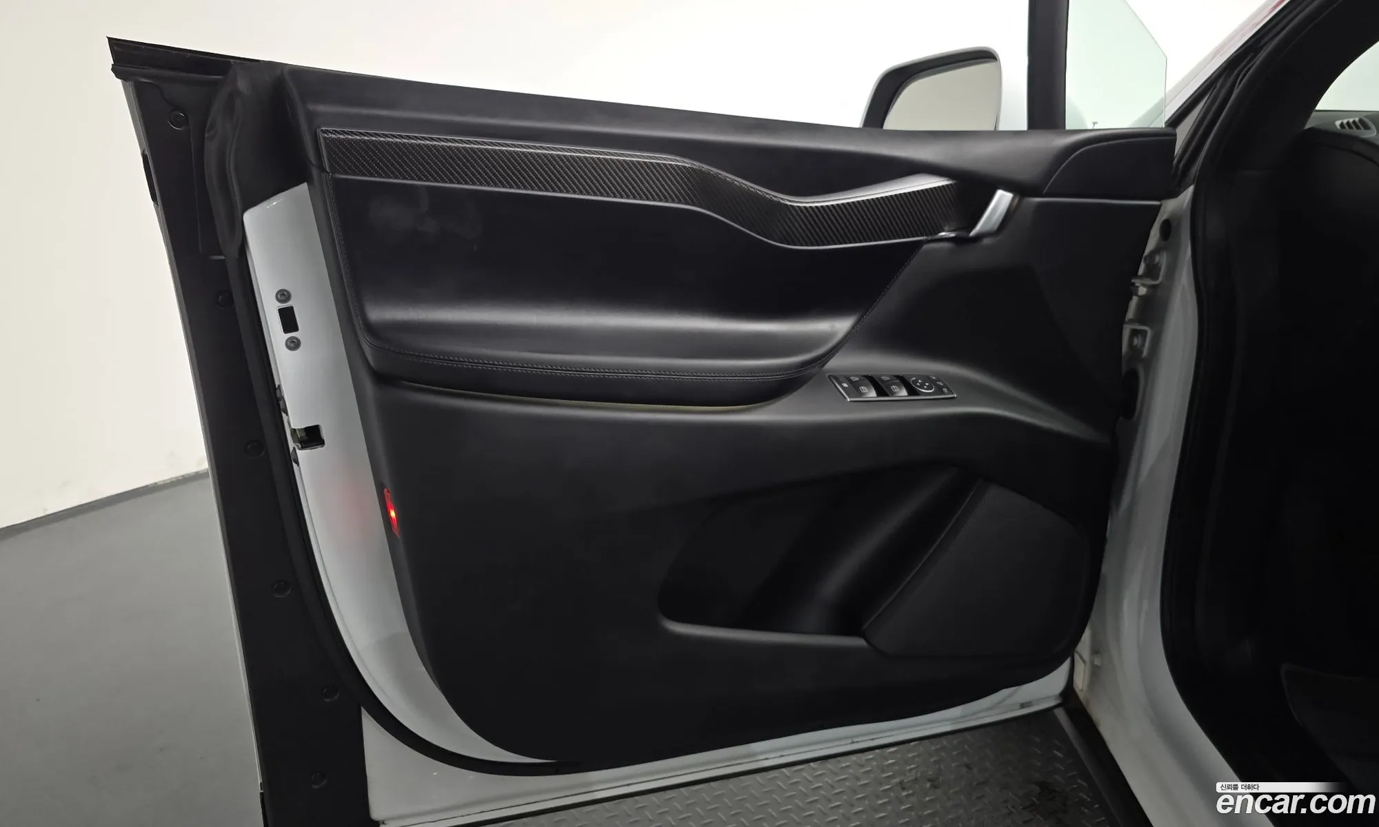 Tesla Model X 2018 5YJXCAE22JF126143 — 33