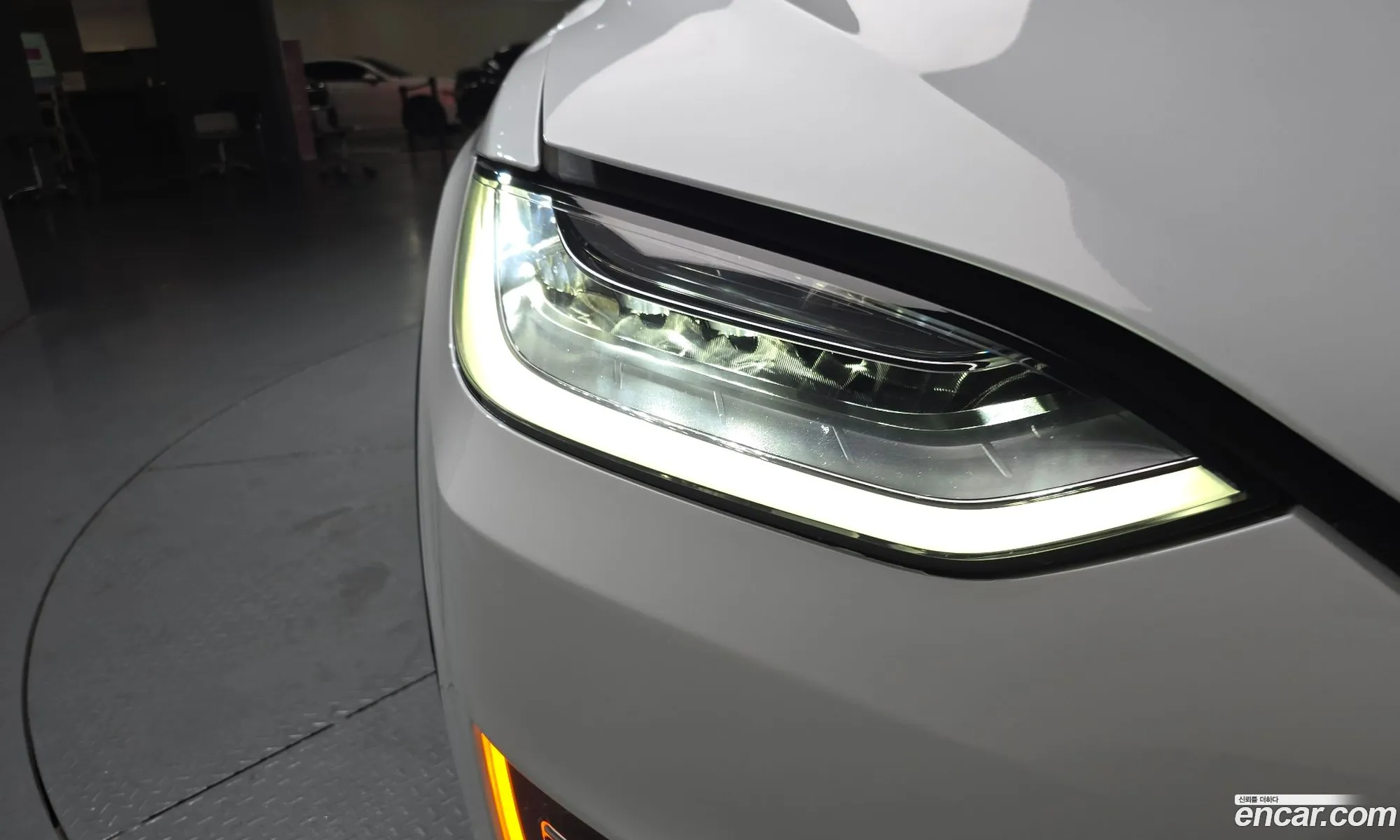 Tesla Model X 2018 5YJXCAE22JF126143 — 21