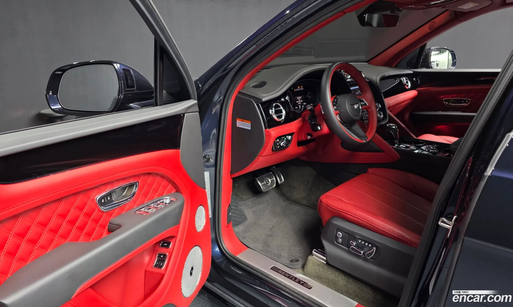 Bentley Bentayga 2022 SJAAM14V6NC014660 — 3