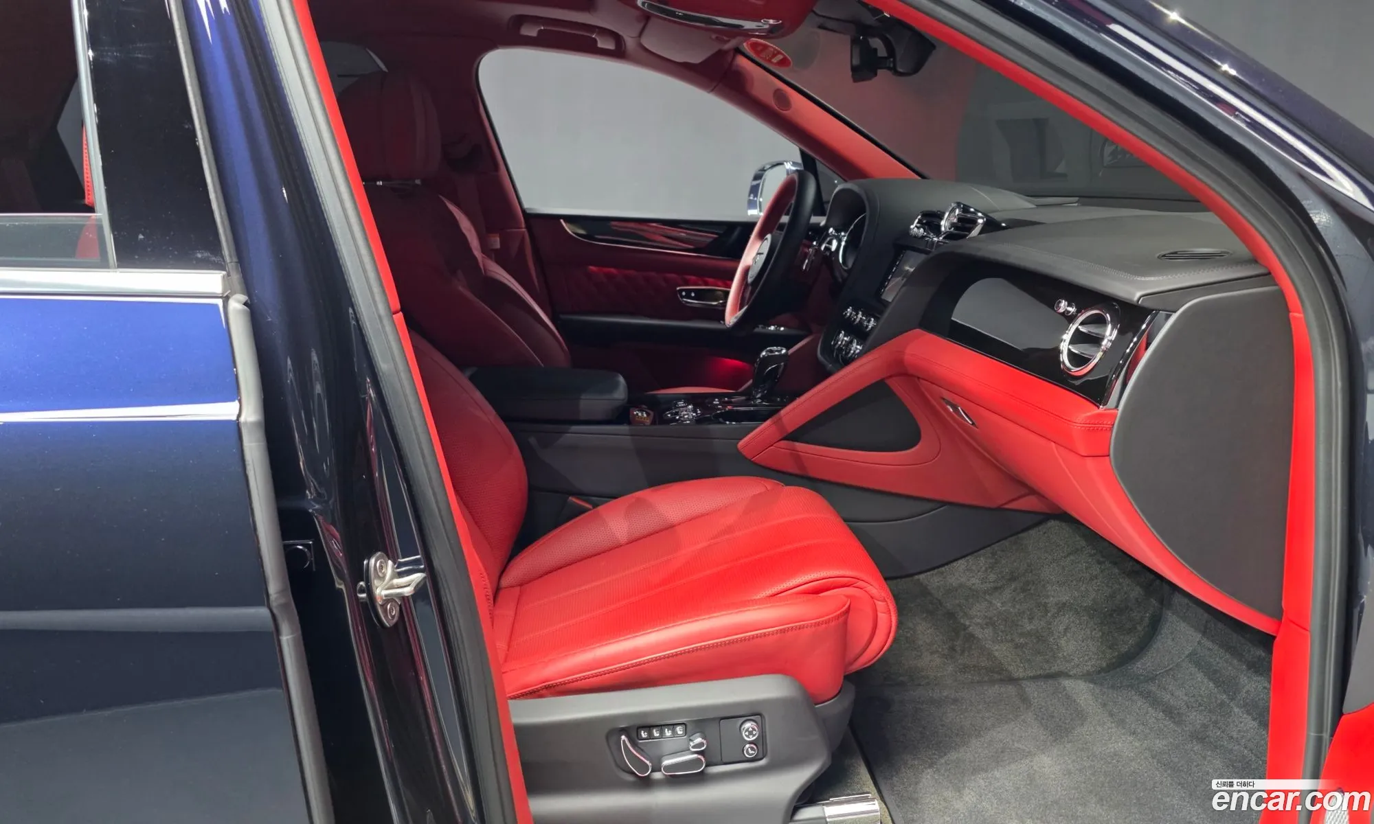 Bentley Bentayga 2022 SJAAM14V6NC014660 — 16