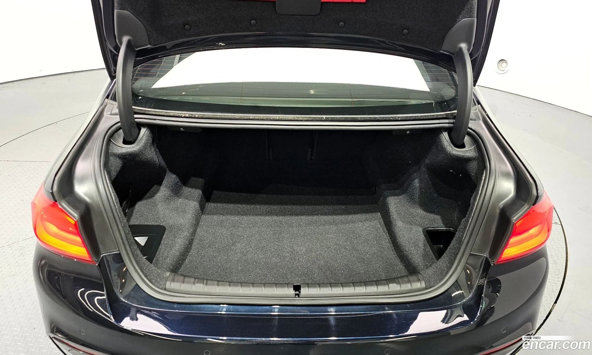 BMW 5 Series 2018 WBAJD3107JB255787 — 12